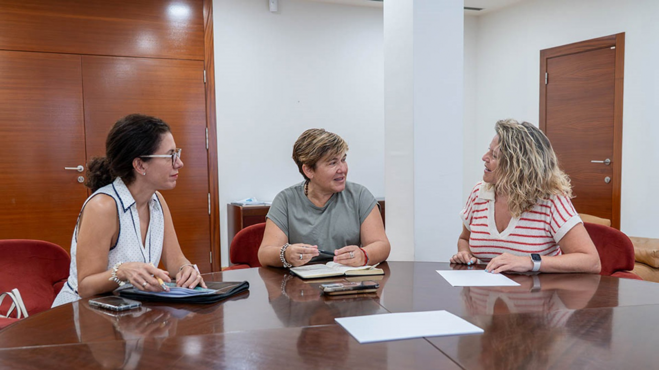 Cartagena y Hostecar constituyen su mesa de trabajo permanente y arrancan con la revisión de la Ordenanza de Terrazas