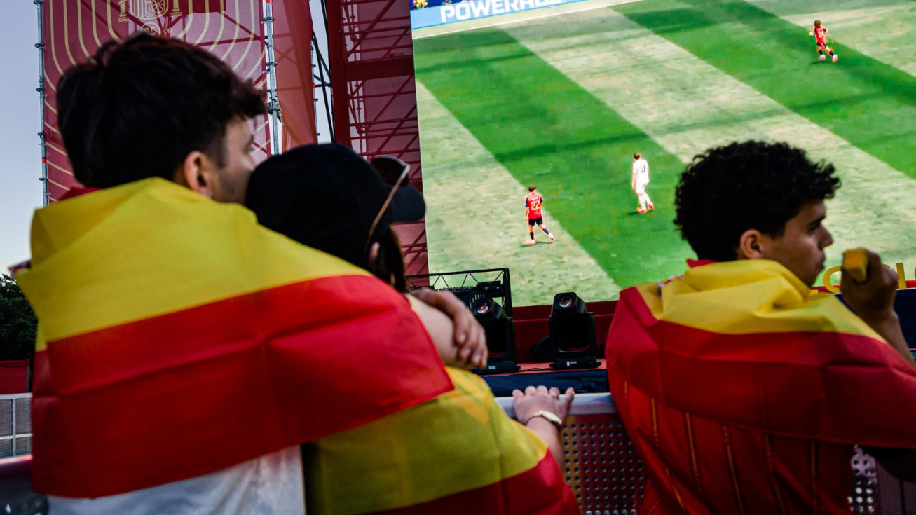 La Región de Murcia se vuelca con La Roja: Guía de pantallas gigantes y 'fan zones' para vibrar con los cuartos de final