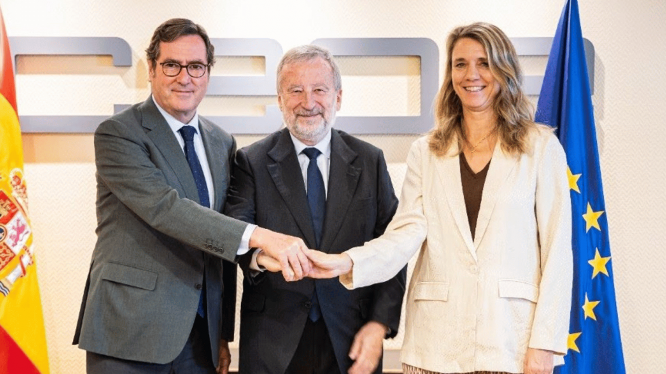 CaixaBank, CEOE y Cepyme elevan a 50.000 millones la financiación para empresas y pymes