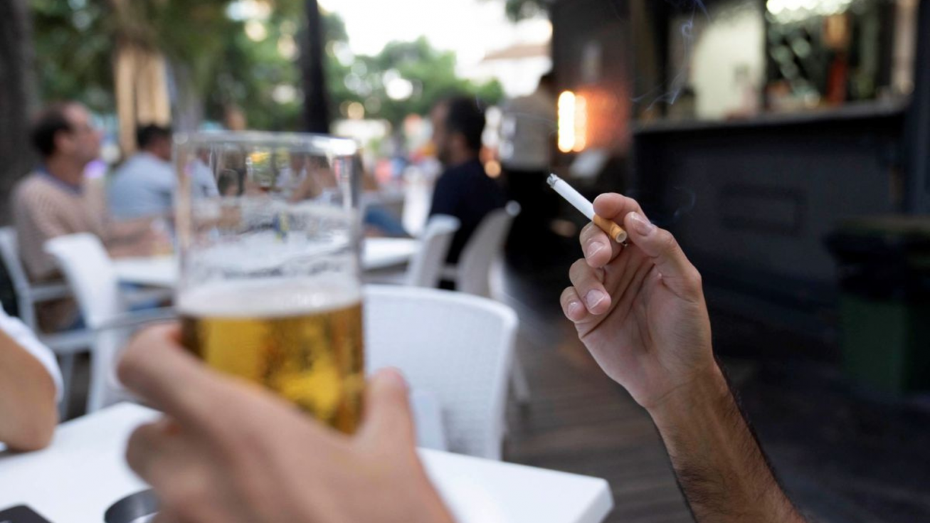 El sector turístico y hostelero, en vilo tras el 'ok' a la Ley Antitabaco que veta fumar en recintos abiertos