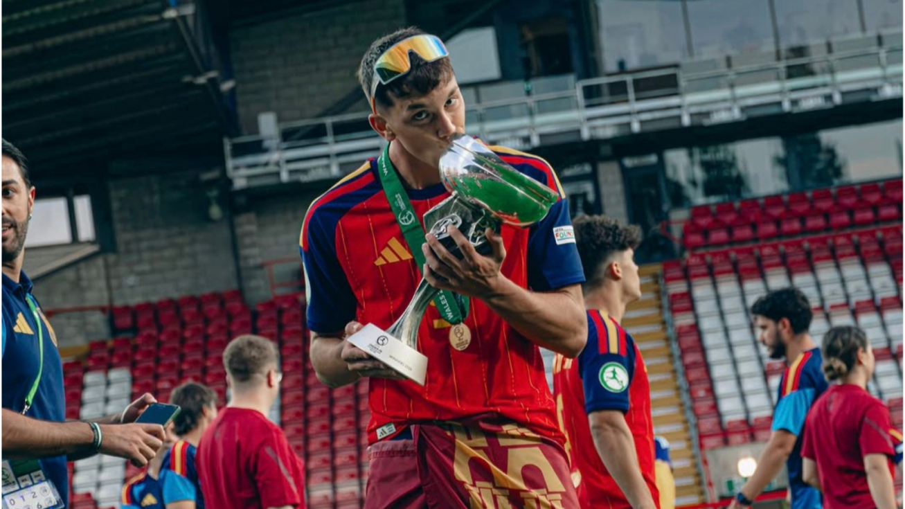 El futbolista murciano, Hugo L&oacute;pez, junto al trofeo de campe&oacute;n.