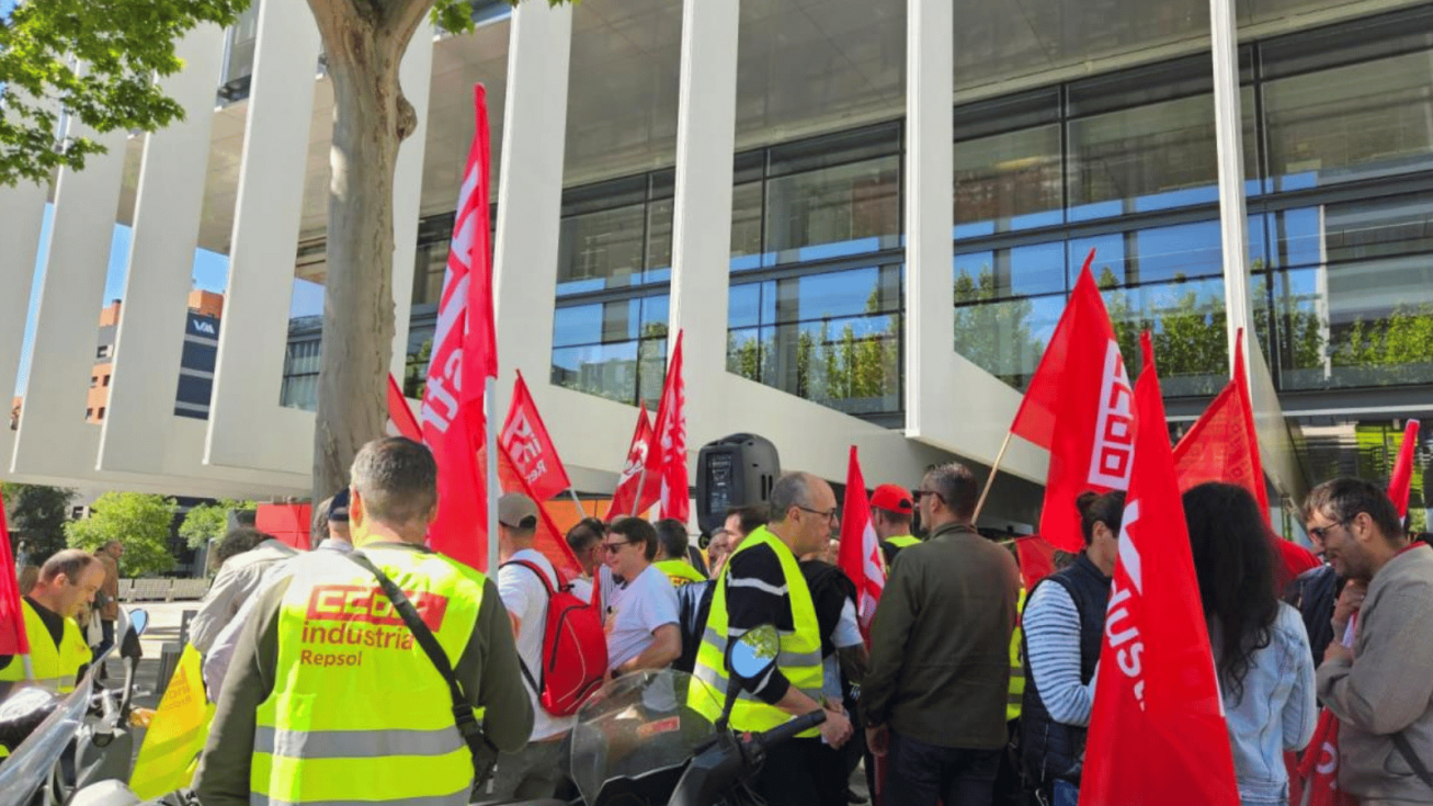 CCOO pacta con Repsol subidas salariales según el IPC y protección del empleo hasta 2028
