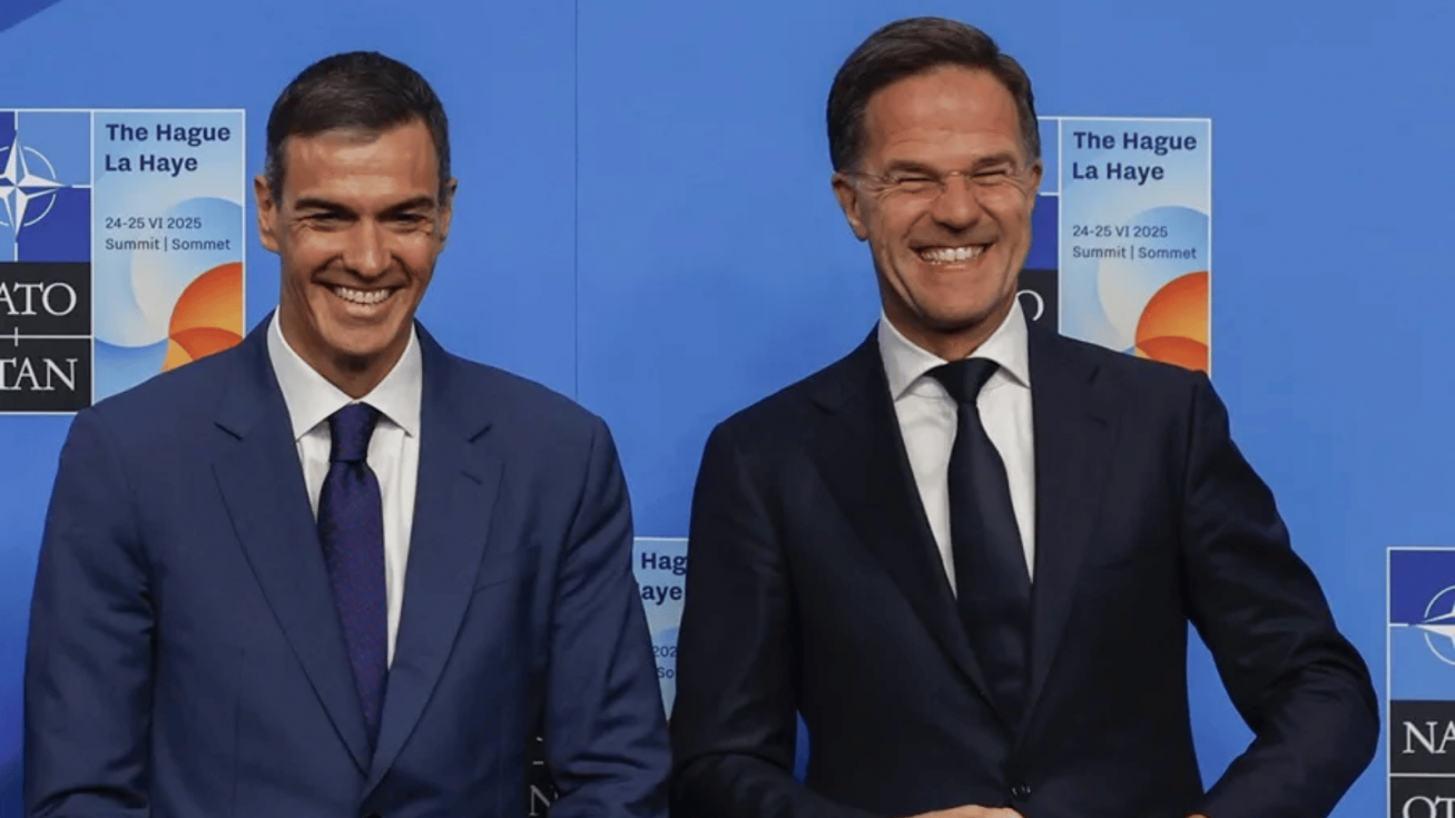 Imagen de archivo del secretario general de la OTAN, Mark Rutte, junto al presidente del Gobierno de Espa&ntilde;a, Pedro S&aacute;nchez, en una cumbre anterior de la Alianza. EFE/ J.J. Guill&eacute;n