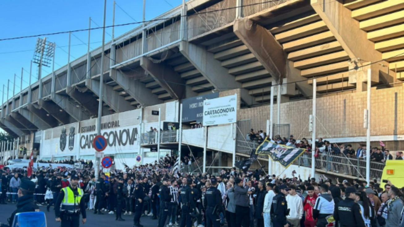 Contratiempo en el Cartagonova: la RFEF frena temporalmente la inscripción del FC Cartagena