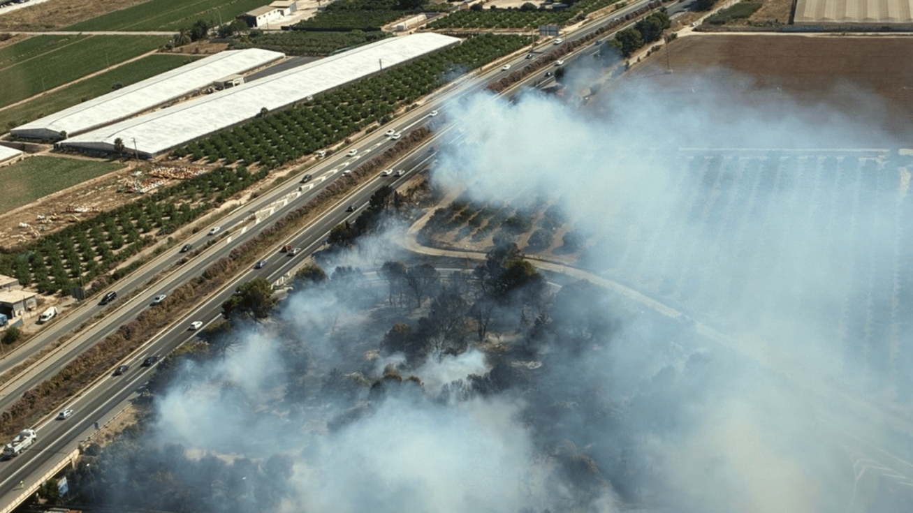 Dos incendios simultáneos junto a la AP-7 movilizan a bomberos en San Javier y San Pedro del Pinatar