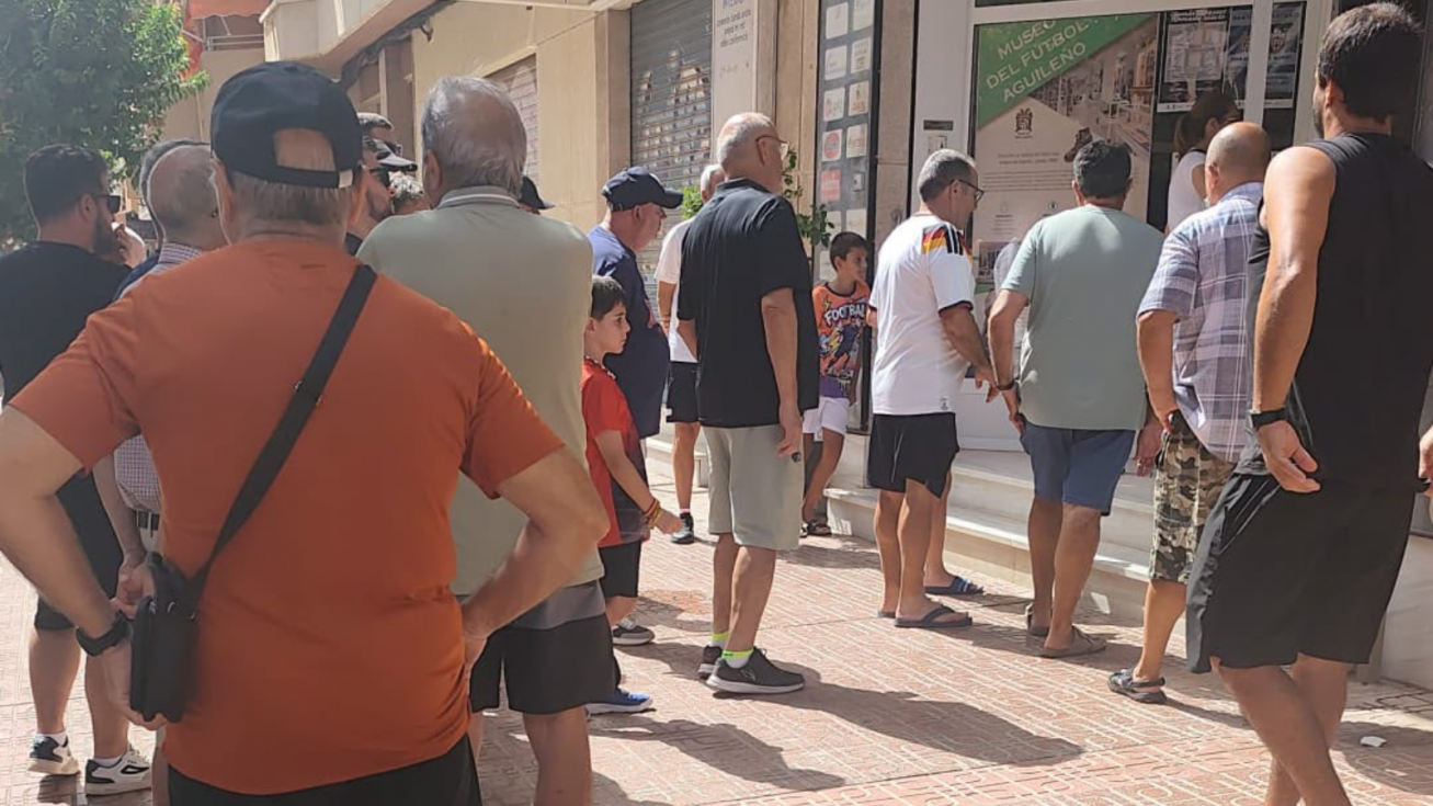 Colas de aficionados a las puertas del Museo del F&uacute;tbol Aguile&ntilde;o.
