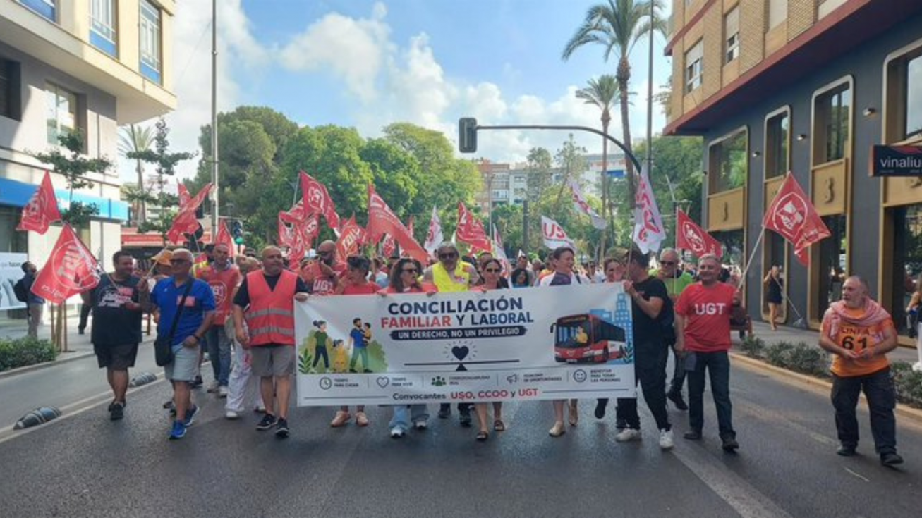 Los conductores de autob&uacute;s colapsan el centro de Murcia: &ldquo;Si no hay acuerdo, en septiembre volveremos a las calles&rdquo;