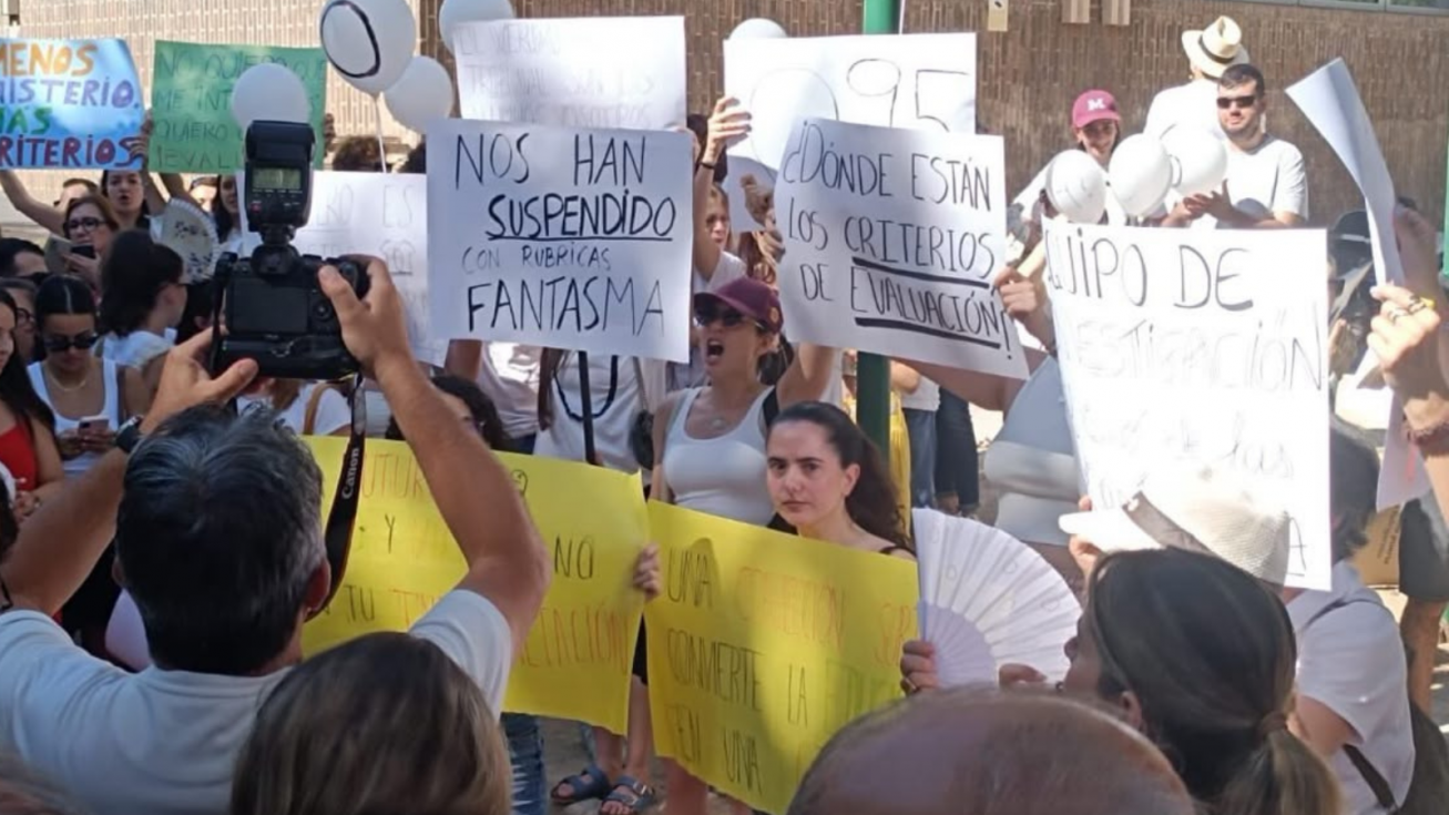 Clamor en la Consejería de Educación: los opositores de Primaria se concentran tras el mínimo histórico de aprobados