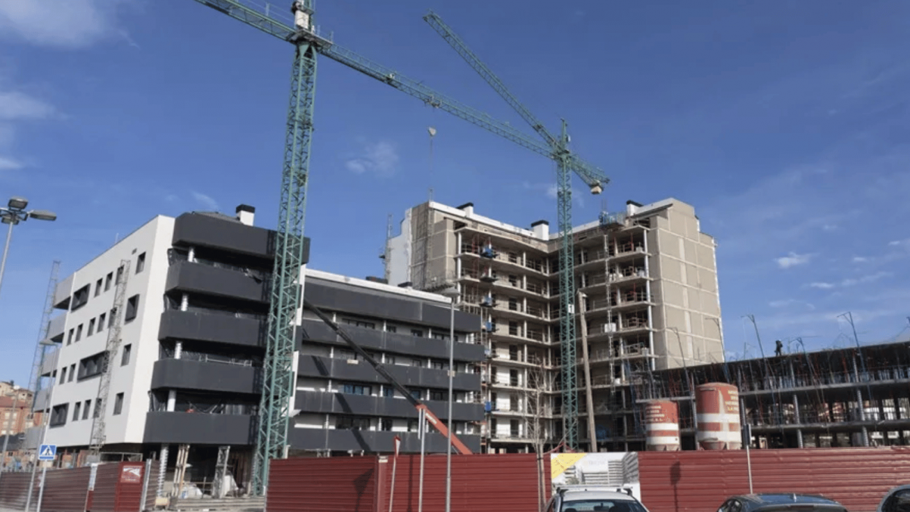 Edificio en construcci&oacute;n - EFE/Antonio Garc&iacute;a