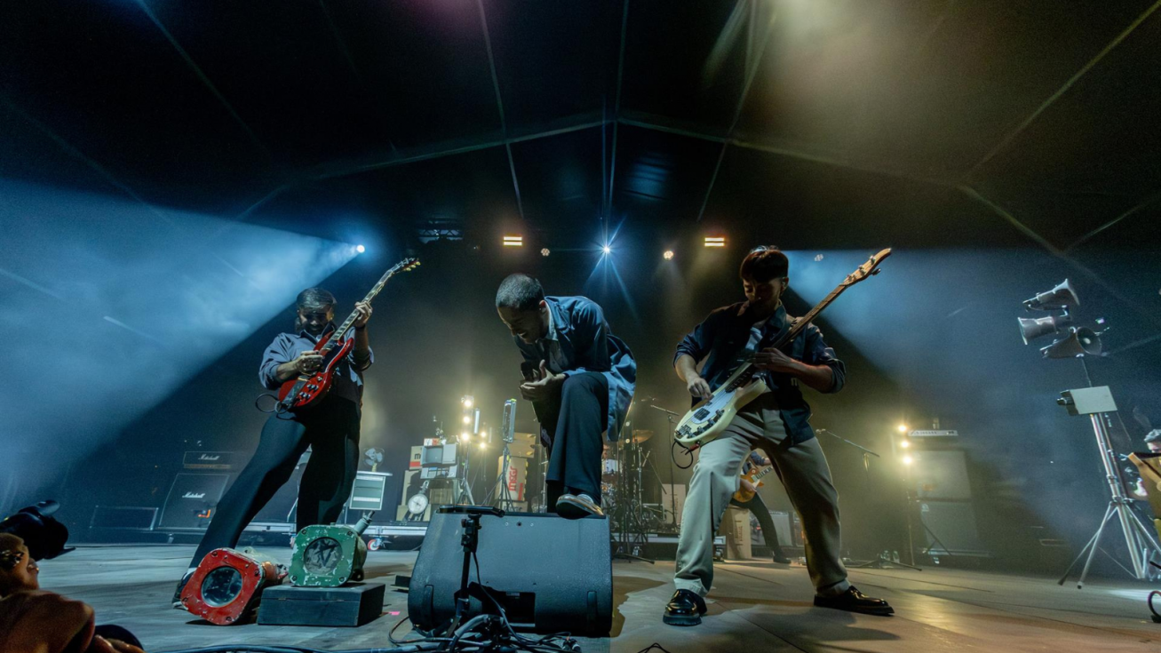 El grupo musical Arde Bogot&aacute; durante su actuaci&oacute;n en el Mad Cool 2026 (Ricardo Rubio).