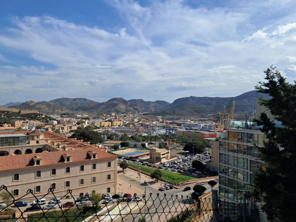 Santa Luc&iacute;a desde el Castillo de la Concepci&oacute;n. El puerto comercial y el frente mar&iacute;timo en obras quedan al fondo: mientras dura la Fase 2, el barrio sigue de espaldas al mar que el proyecto promete devolverle