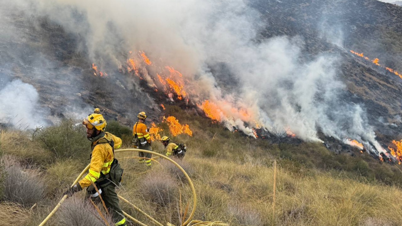 Alerta en Mazarrón: un incendio forestal en una cumbre de El Alamillo moviliza a más de 60 efectivos y medios aéreos