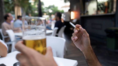 El sector turístico y hostelero, en vilo tras el 'ok' a la Ley Antitabaco que veta fumar en recintos abiertos