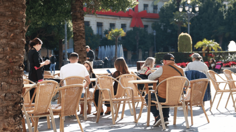 El verano empuja el empleo en España: récord de afiliación y mínimo de paro desde 2008