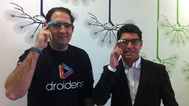 El fundador y antiguo propietario de Droiders, Juli&aacute;n Beltr&aacute;n, a la izquierda, con las Google Glass