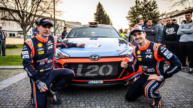Dani Sordo, a la derecha, junto al Hyundai i20 R5