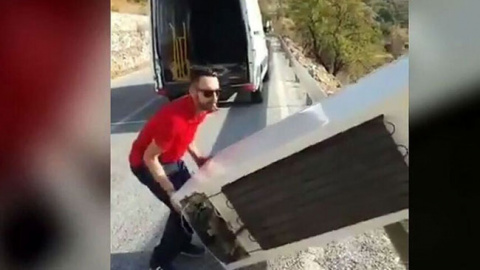 El almeriense Mario en el momento de arrojar el frigorífico