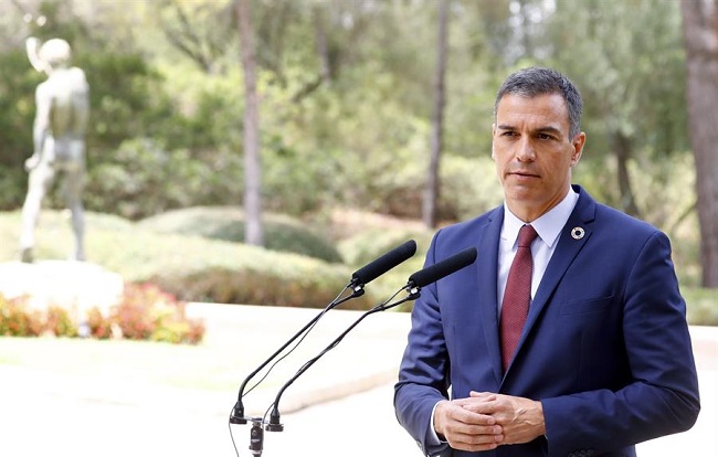 El presidente del Gobierno, Pedro S&aacute;nchez, durante su comparecencia ante los medios tras la audiencia con el rey este mi&eacute;rcoles en el Palacio de Marivent .EFE/Ballesteros