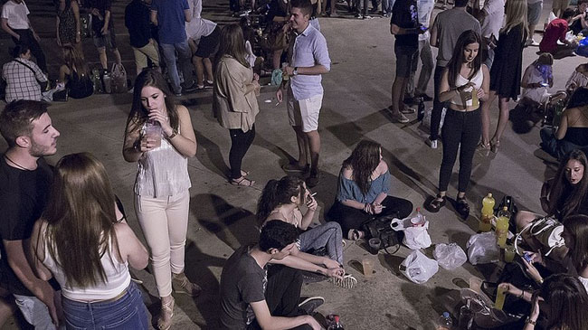 Los botellones se repiten sin ninguna medida de seguridad y durante el horario que queda Los botellones se repiten sin ninguna medida de seguridad y durante el horario que queda