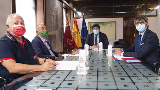 Antonio Jim&eacute;nez y Pepe &Aacute;lvarez, de UGT, con el presidente L&oacute;pez Miras y el consejero Luis Alberto Mart&iacute;n