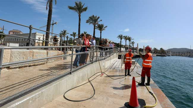 Los operarios ultiman los trabajos de cableado en Plaza Mayor