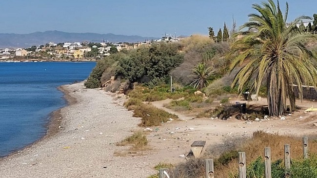 Imagen de la playa canina de La Calera de Isla Plana llena de suciedad