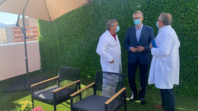 El consejero de Salud, Juan Jos&eacute; Pedre&ntilde;o, junto a Jos&eacute; Carlos Lacoma, gerente del Hospital Santa Mar&iacute;a del Rosell, y Jos&eacute; Miguel Yag&uuml;e, director Enfermer&iacute;a