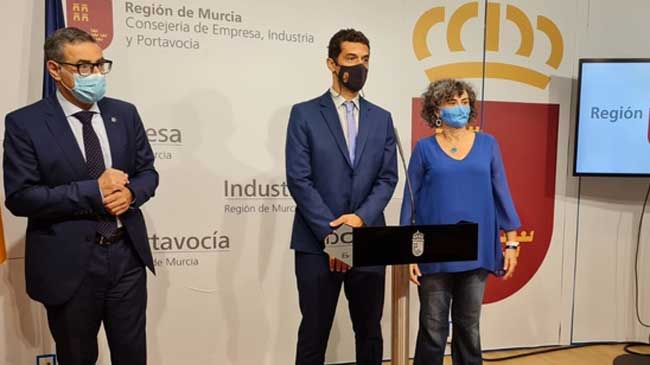 Chistian de la Fe, en una imagen de archivo, junto a los rectores de la UMU, José Luján, y de la UPCT, Beatriz Miguel Chistian de la Fe, en una imagen de archivo, junto a los rectores de la UMU, José Luján, y de la UPCT, Beatriz Miguel