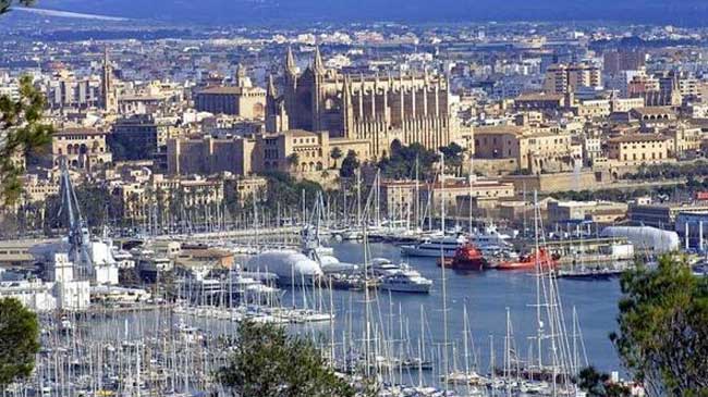 Las Baleares (en la imagen, Palma de Mallorca) recibieron a uno de cada cuatro turistas que viajaron a Espa&ntilde;a en junio