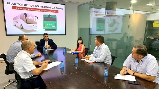 D&iacute;ez de Revenga y Marina Munuera, durante la reuni&oacute;n con las empresas concesionarias de transporte p&uacute;blico interurbano