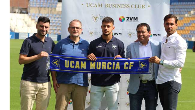 El CEO de 2 Veces Marketing, y el director general de la agencia, en la renovaci&oacute;n de su compromiso con el UCAM Murcia