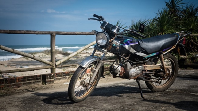 Una moto frente de la Playa natural Tam Thanh.         (Unsplash: https://unsplash.com/photos/zhWFrpOtChs)