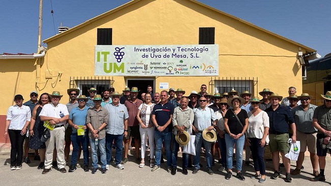 El secretario general de Agricultura, con los asistentes a la jornada de Itum
