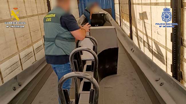 La Guardia Civil inspecciona el cami&oacute;n con la 'narcolancha'