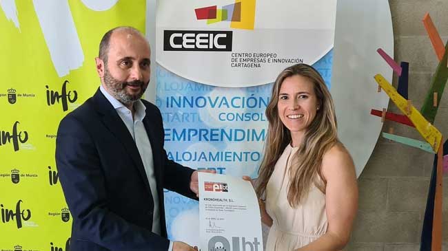 Joaqu&iacute;n G&oacute;mez, director del Info, y Mar&iacute;a Jos&eacute; Mart&iacute;nez, socia y gerente de Kronohealth