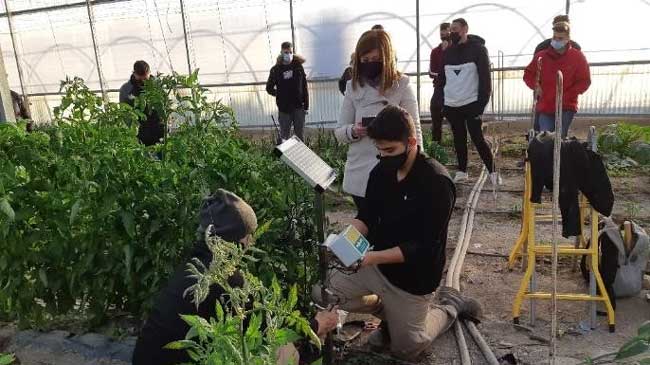 Alumnos del Cifea de Torre Pacheco instalan dispositivos de fertirrigaci&oacute;n