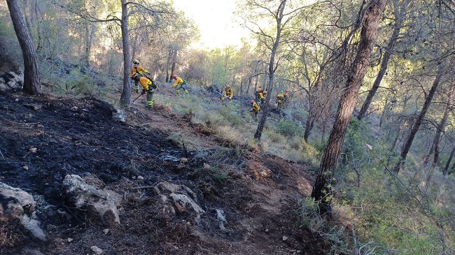 Brigadas forestales trabajan en la estabilizaci&oacute;n del fuego (imagen 112 Regi&oacute;n de Murcia)