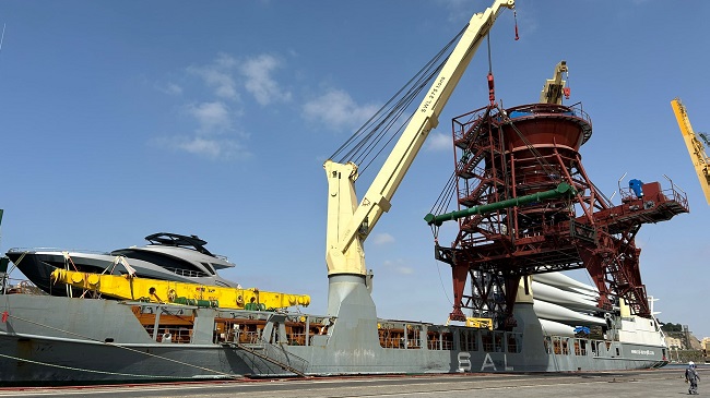 Maniobras de instalaci&oacute;n de la tolva fabricada por Herjimar
