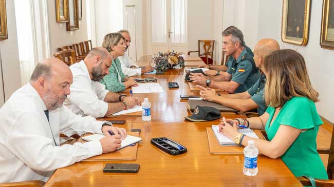 Imagen de la reuni&oacute;n celebrada el 26 de julio entre el Ayuntamiento y la Guardia Civil