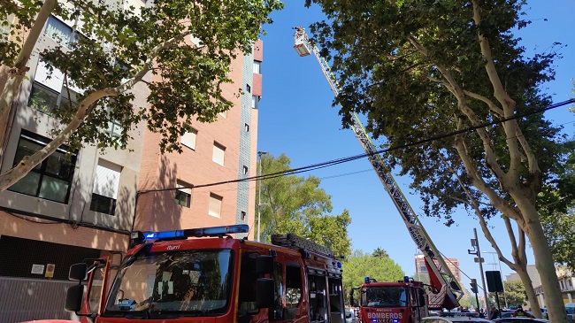 Instante en el que los bomberos inician la maniobra para apagar las llamas