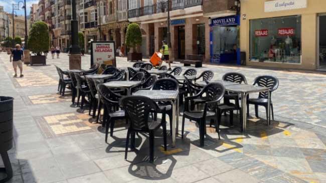Terraza vac&iacute;a en la calle del Carmen en Cartagena