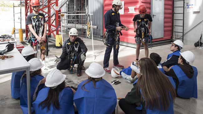 Un grupo de alumnos conoce los trabajos en altura