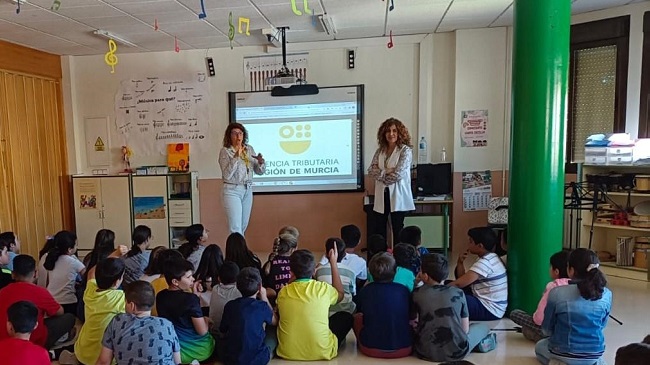 Dos de las expertas de la ATRM imparten una charla de formaci&oacute;n sobre educaci&oacute;n tributaria