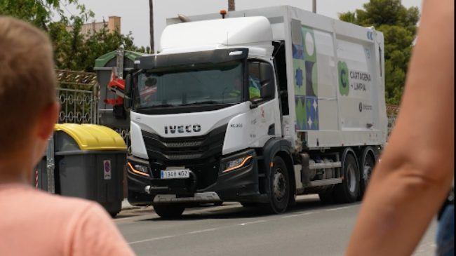 Imagen de un cami&oacute;n de Lhicarsa recogiendo basura