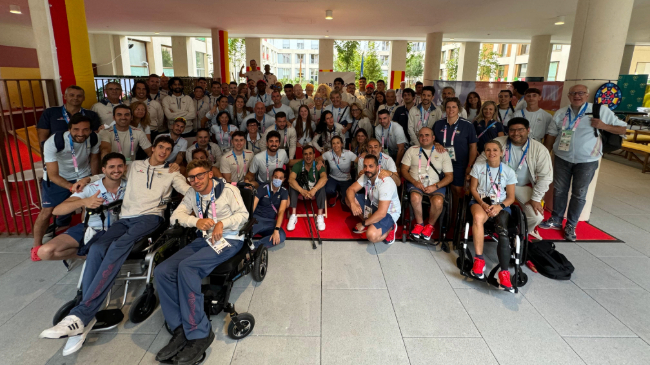 Imagen del equipo paralímpico español tras el almuerzo de bienvenida en la Villa Olímpica, en París Imagen del equipo paralímpico español tras el almuerzo de bienvenida en la Villa Olímpica, en París