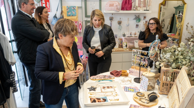 La alcaldesa de Cartagena, Noelia Arroyo, visitando un comercio local