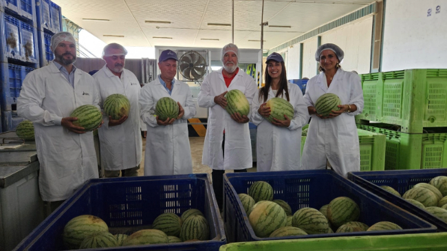 La consejera Sara Rubira en la visita a las instalaciones de la cooperativa Alimer en la que se trabaja en el procesado de la sand&iacute;a