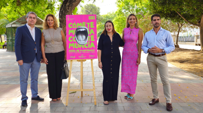Diego Avilés y Jesús Pacheco junto con la organización de 'Cómete Murcia' Diego Avilés y Jesús Pacheco junto con la organización de 'Cómete Murcia'