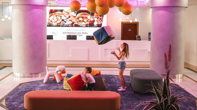 Imagen de la recepci&oacute;n del hotel 'Magic Games', ubicado en Magic World Resort (Oropesa del Mar)