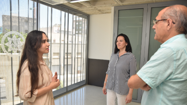 Fatima Ezahra Tlaghi charlando con los directores de su TFG, Manuela e Isidoro Guzmán Fatima Ezahra Tlaghi charlando con los directores de su TFG, Manuela e Isidoro Guzmán